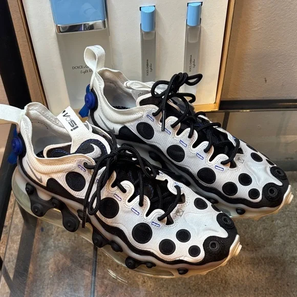 Nike White and Black Athletic Shoes like new - Picture 2 of 15